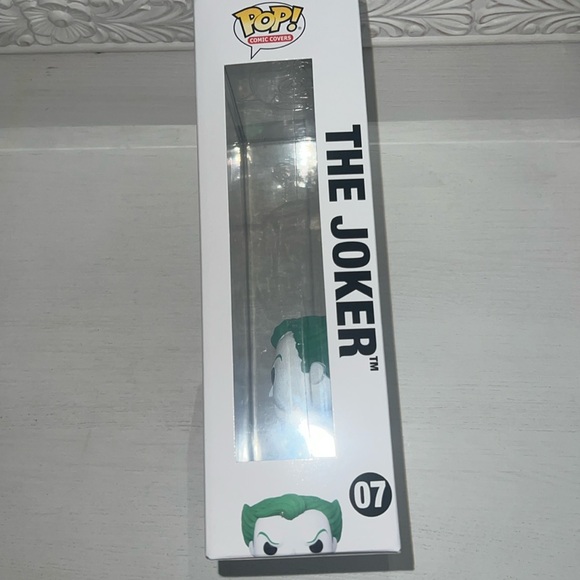 Funko Batman Comic Book Display Case & The Joker Pop - Picture 3 of 8